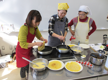 「ミルクレープ」の生地作り開始。こちらの分量で、10枚程の生地が焼き上がりました。小さめのフライパンがオススメです。