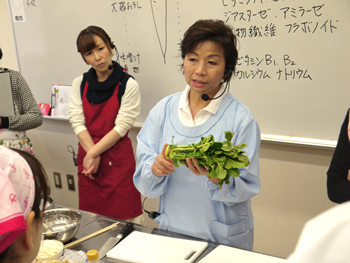 The　JAPAN！今日の臼居先生は「割烹着」姿。テーマにぴったりですね！まずはメイン食材のひとつ「大根」の講義タイム。今日使ったのは、煮物にぴったり「おでん大根」。煮崩れしにくい美味しい大根なんですよ。