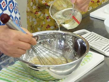 まずはサラダ。旬の野菜は下準備をして冷蔵庫へ。その間に「新玉ねぎ」をたっぷり使ったフレンチドレッシング作り。サラダ油は糸をたらすように少しずつ少しずつ加えていきます。
