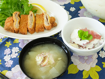 お持ち帰りもいいけれど、やっぱり試食も大切！今日は臼居先生お手製の「とろとろ梅」をわけていただき「おむすび」に。今度は皆さんも自家製の梅漬けで作れそうですね♪