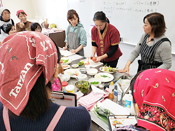 今月の講師はいつもアシスタントを務めてくださる斉藤裕子さん（中央）。宇都宮の大谷町でタイ料理を中心とした東南アジア料理が楽しめる人気店『象の家』のマダムがお教えする本格タイ料理！臼居先生（右）との楽しい掛け合いいっぱいの特別回です。
